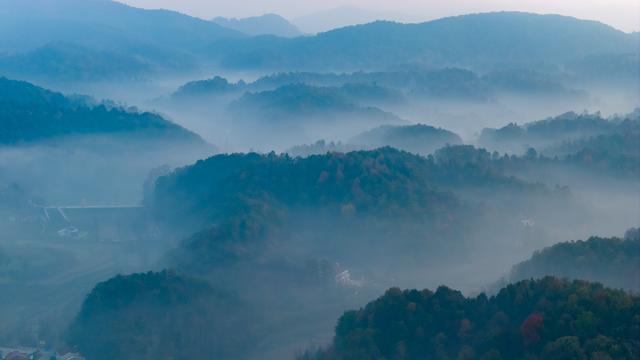 山叠嶂，雾缭绕
