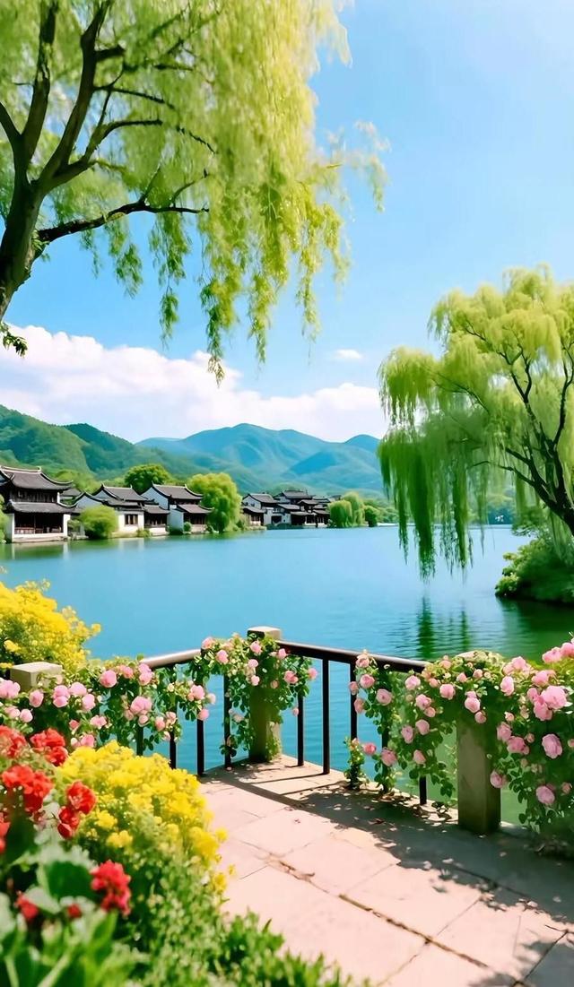 冬日湖畔遇故人	，牵手踏雪寻美景，远山如画心已醉