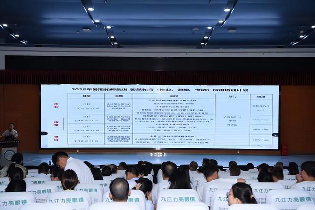 黄冈市益才盛华学校密集培训提升教师AI教学能力