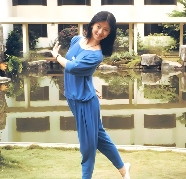 她出身清华大学，因拍三级片与父母决裂，如今再不让女儿进娱乐圈