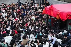 开封“王婆”相亲现场不雅细节被扒：她被逼隐退原来另有内幕图片