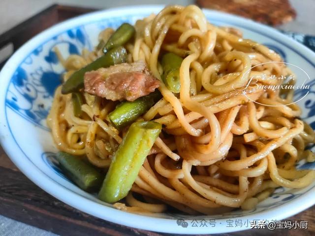 把面条往豆角里一放，15分钟就是快手饭，简单省事味道香