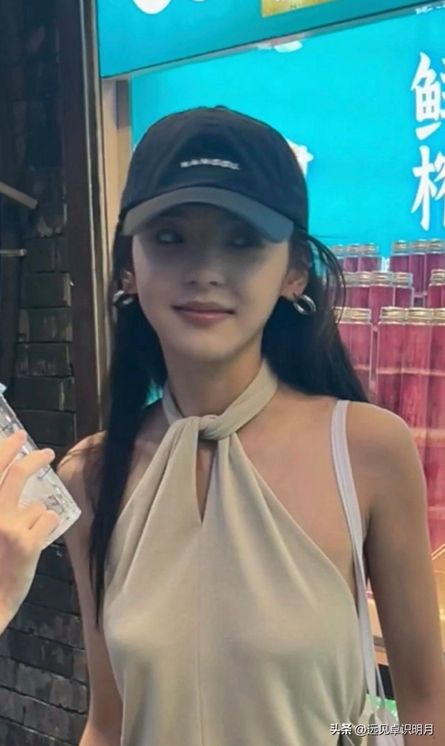 网友在北京偶遇章若楠，电视上看着高挑的她，现实中竟这么娇小