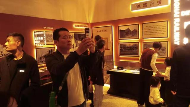 渭南火车站旧址博物馆“双节”假期人气火热 成市民游客打卡新地标