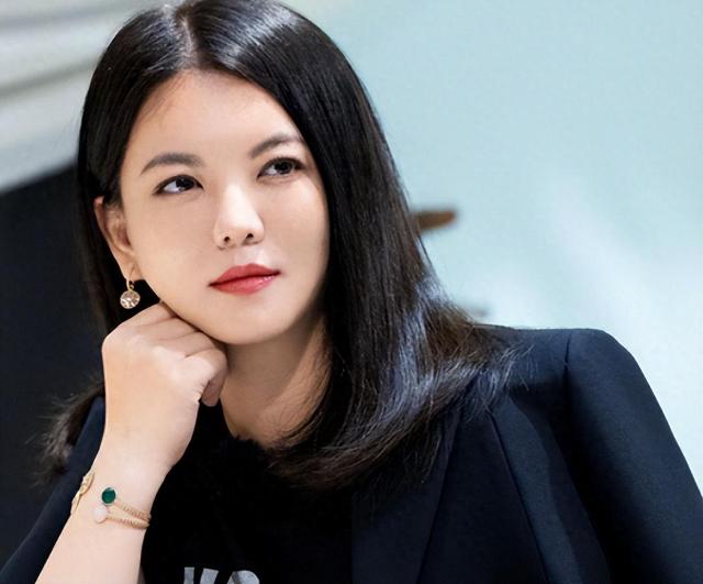 胃癌传闻真相大白半年	，49岁赵薇再迎坏消息，连累的何止闺蜜李湘