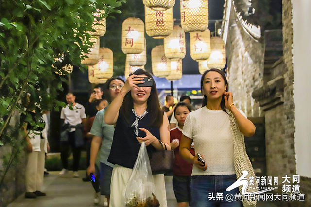 文旅热潮涌动 古城夜色引客来