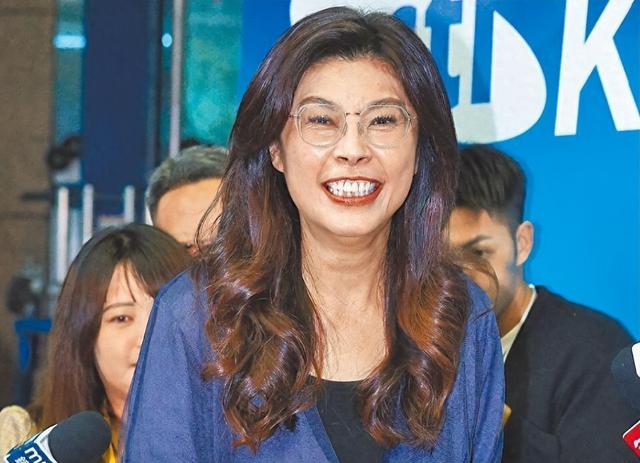 郑丽文不装了？国台办回应武统后，郑丽文宣称：绝不放弃武力保台