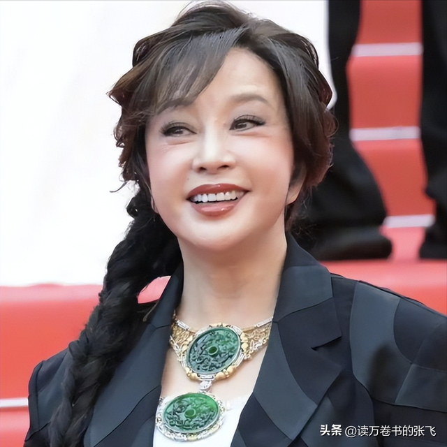 刘晓庆担心的事发生了！意外摔倒	、分不清人	，75岁不服老不行了？