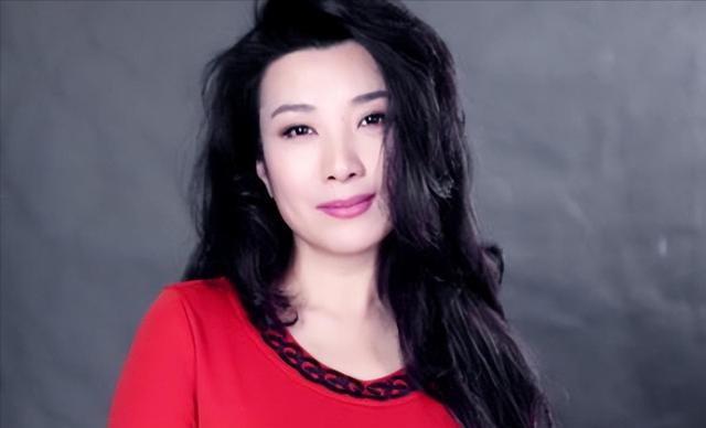 权色交易、陪睡上位，她压根不沾边，简直是娱圈的一股“清流”