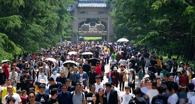 景区离大门几公里！逼坐车圈地收钱，旅游乱象真没人管吗