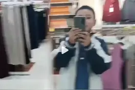 小男孩和奶奶的暖心互动图片