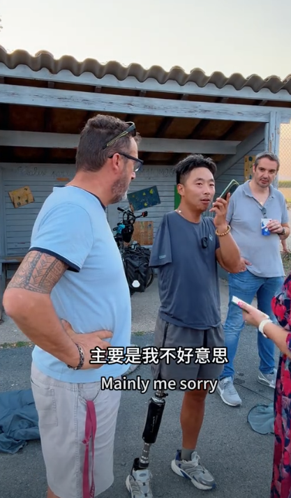 独腿骑行博主到法国小镇，意外被外国人疯狂投喂，感动的说不出话
