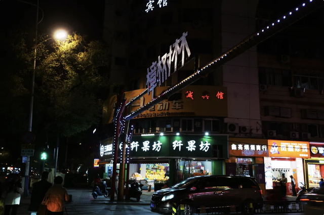 今年国庆，为什么是这座城拿了爽文剧本？
