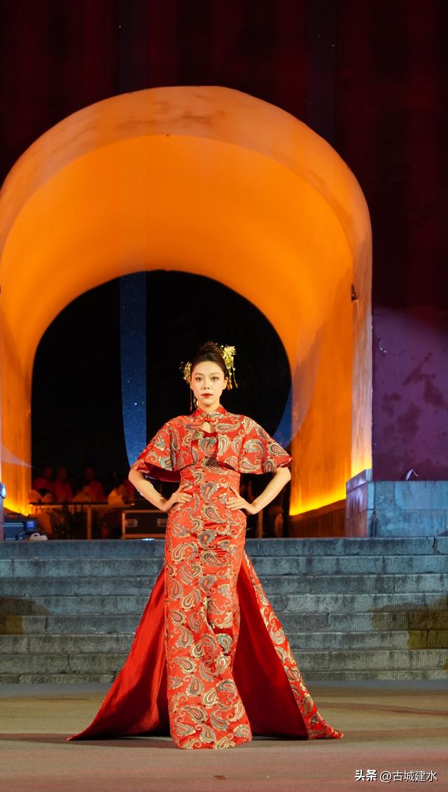 建水县举办“家国情·古城韵”——千年建水T台秀