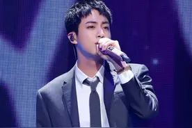 韩国顶流爱豆遭粉丝强吻！这难道不算性骚扰？图片