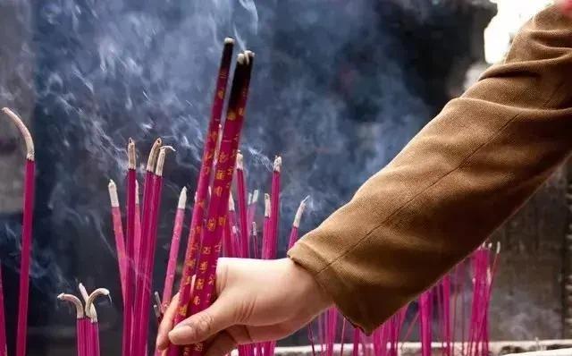 揭秘尼姑庵的黑暗面：尼姑平均年龄不到25，香客人来人往究竟为何
