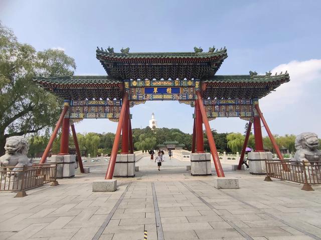 北京北海公园：都有哪些景点，绕湖走一圈看看。