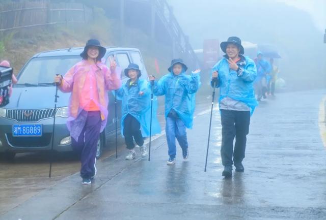 微雨朦胧亦精彩!!“巅峰湖南・2025” 登山赛(蓝山站)开赛