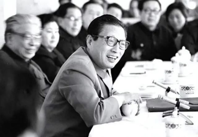 他是中央组织部原部长，69岁官至正国级，长子如今是全国政协委员