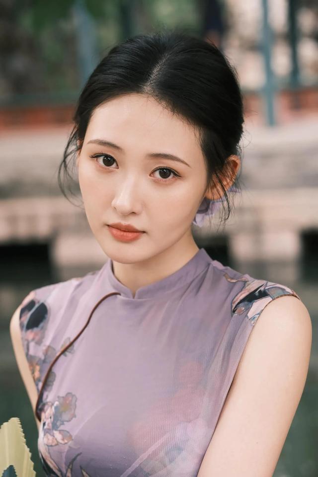 演员刘玮婷紫色旗袍写真，温婉动人