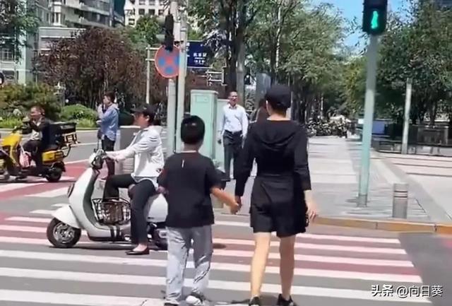 宋丹丹带孙子过马路，走路姿势像要去打刘星一样，特别飒！