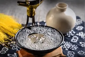 真正的粮食酒多少钱一斤？很便宜吗？退休10年酒厂师傅告诉你实情图片