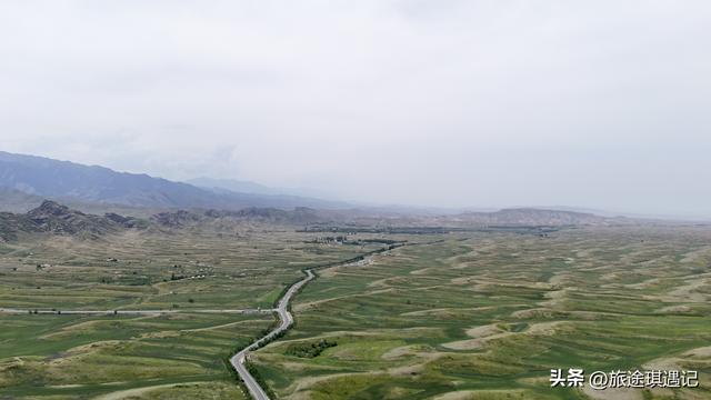 新疆天山深处的景观大道，曾是国防公路，如今人少景美震撼人心