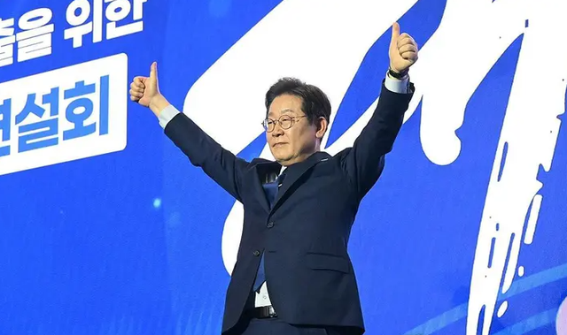 李在明收到中国阅兵邀请，想了13天用4字回应，要看特朗普脸色