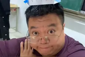 班主任配合学生拍照秒变表情包 网友：谁不想遇到一个这样的老师？图片