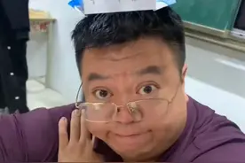 班主任配合学生拍照秒变表情包 网友：谁不想遇到一个这样的老师？图片