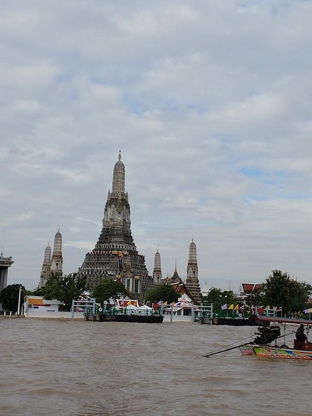 湄南河上，撞见曼谷的双面风情
