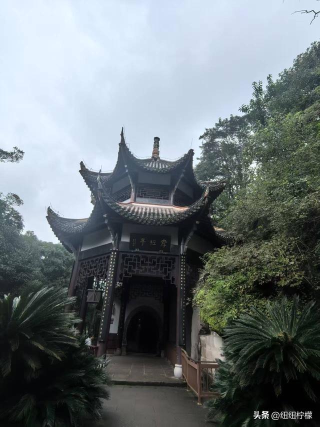 很多朋友到重庆大足区都优先选择到宝顶山石刻，忽略了北山石刻