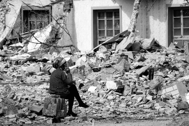 99年网吧通宵，邻座的女孩靠我肩上睡着了，呼吸都喷在我脖子上