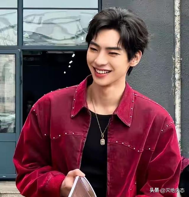 脸僵斗鸡眼，绿豆眼，长相磕碜却演“绝世美男”，到底谁给的自信