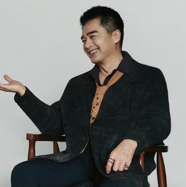 再见！何晴！许亚军疑现身告别现场，憔悴白发认不出，儿子两眼红