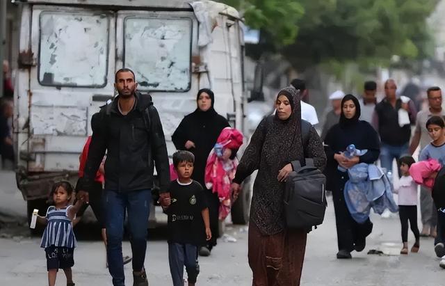 废墟搭帐篷办影展，加沙女性借光影，诉说战乱中的苦难与希望！