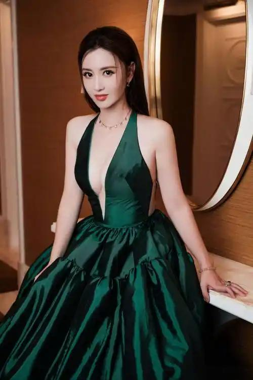 44岁张萌太丰满，穿吊带衫都兜不住好身材，我感慨资本真的会选人