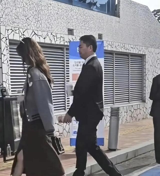 这次，章泽天终于不再顾忌所谓的体面，没给刘强东留“一丝体面”