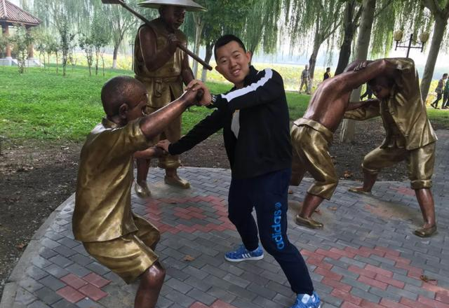 稳定工作6年！自闭症儿子最近签下无固定期限合同	，我铺路28年