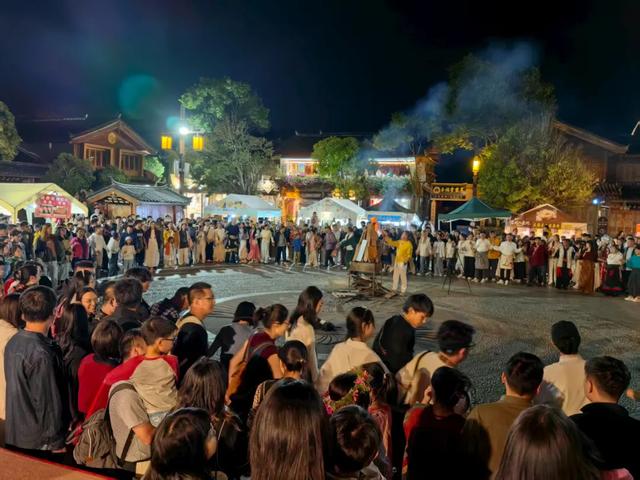 丽江束河古镇篝火晚会打跳：夜幕下的民族欢歌，点燃旅途激情