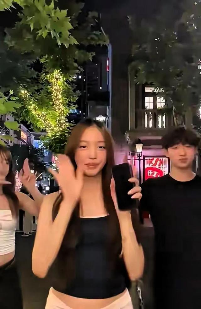 赵薇与女儿亮相上海 女儿穿黑色吊带好美 赵薇着装朴素出门非常低调