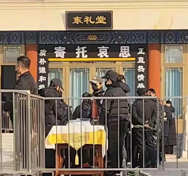 罗晋捧遗像神情悲痛	，唐嫣紧跟身旁护全程，婚变传闻不攻自破