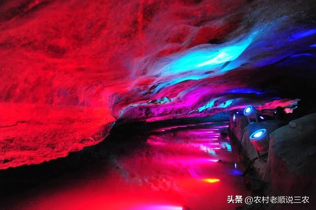 金华双龙洞是一处以其独特的地貌和丰富的景观而闻名。