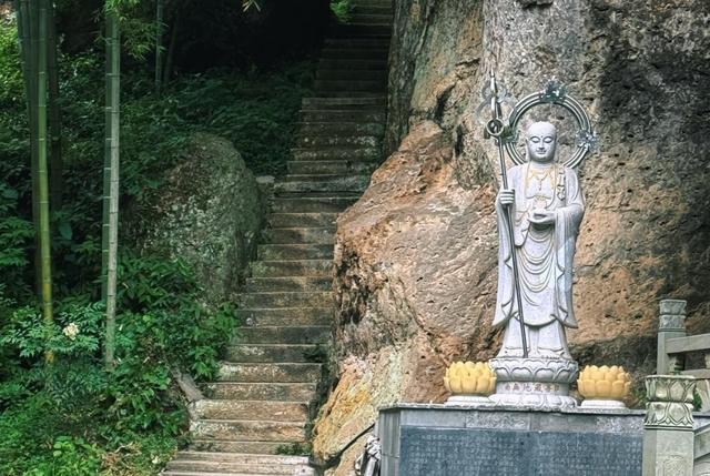 这座浙江千年古刹太震撼了，门票5元，藏在悬崖峭壁，一眼就爱上