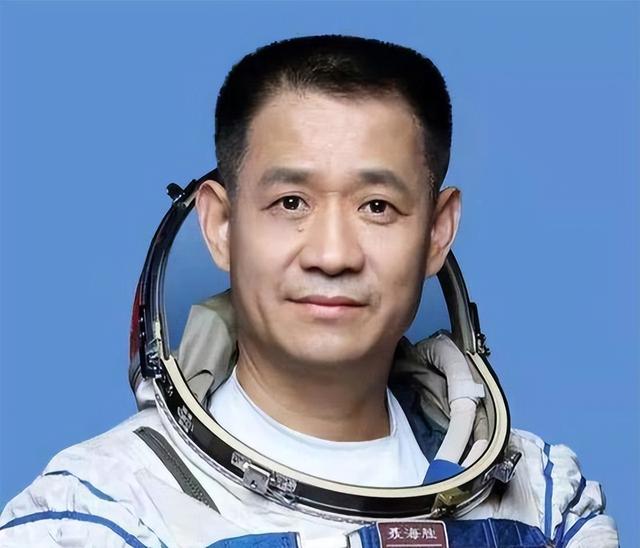 因相亲一见钟情，从此便相濡以沫，聂海胜和妻子婚姻才叫不离不弃