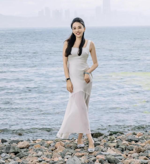 青岛保时捷销冠牟倩文,身穿白裙海边漫步,美得太惊艳!