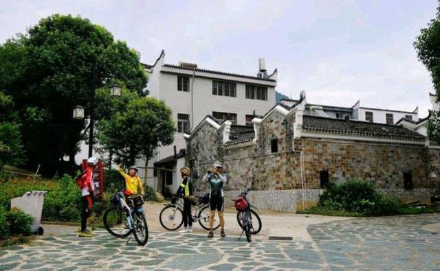美国游客来到湖北武汉,两点称不习惯,直呼直言很难适应