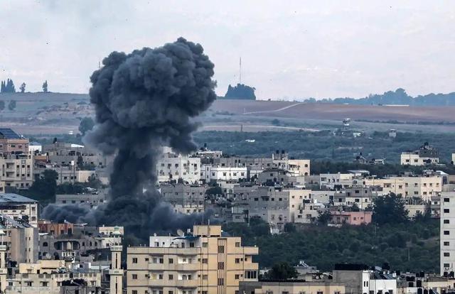 8个师一夜之间撤干净，700人阵亡，以军空投，叙利亚被朱拉尼分裂