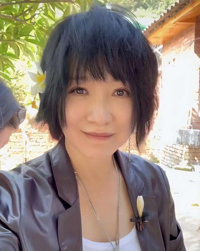 她连上5次春晚，私下却和恩师同居怀孕被骗流产，今57岁依然单身