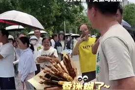 中考结束，家长带"烧烤花"迎接孩子，全网最实惠的仪式感。图片